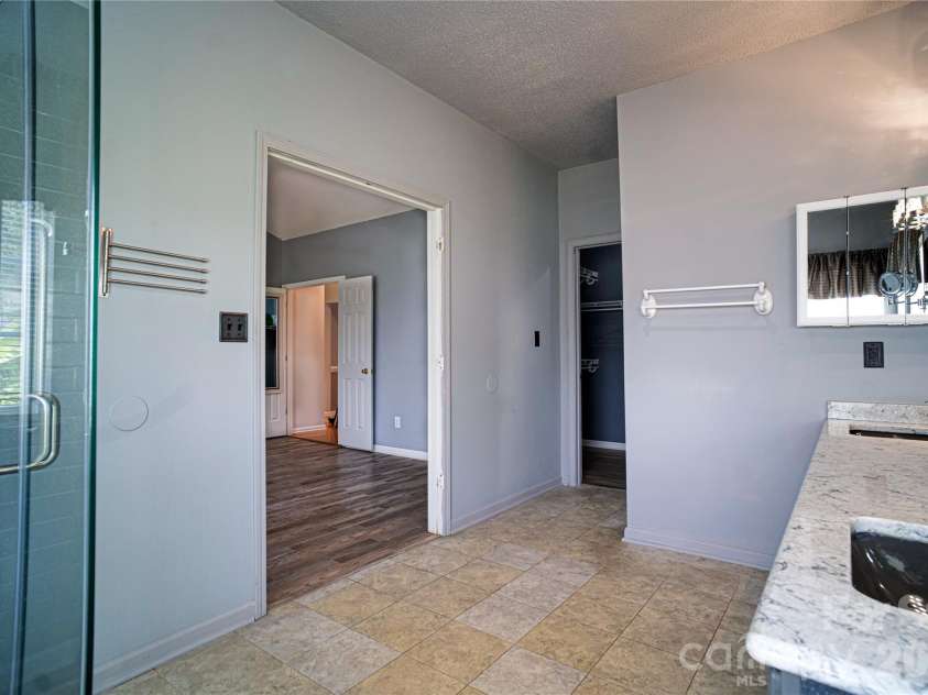 9612 Veronica Drive, Charlotte, NC 28215.  MLS# CAR4422577, YatesRealty ID 50159. Primary Bathroom