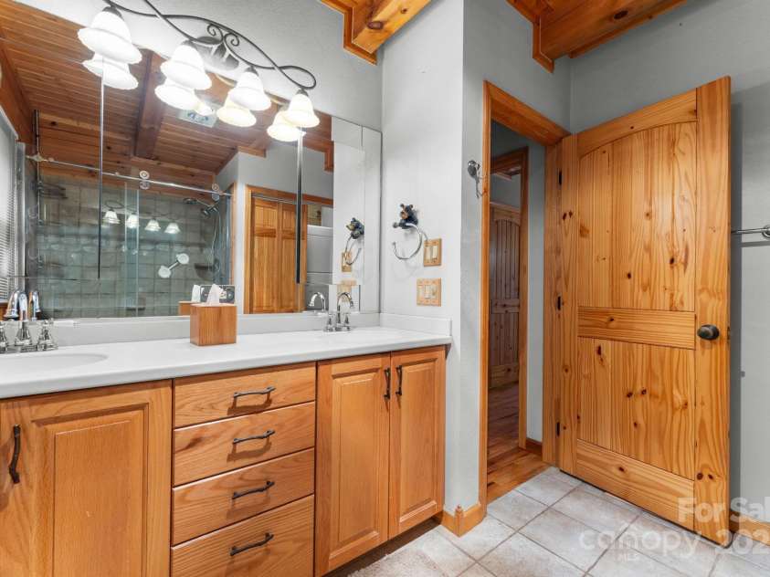 80 Slow Lane, Whittier, NC 28789.  MLS# CAR4307656, YatesRealty ID 5016. Main bedroom en suite