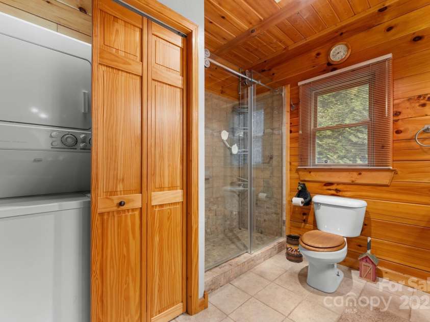 80 Slow Lane, Whittier, NC 28789.  MLS# CAR4307656, YatesRealty ID 5016. Main bedroom en suite