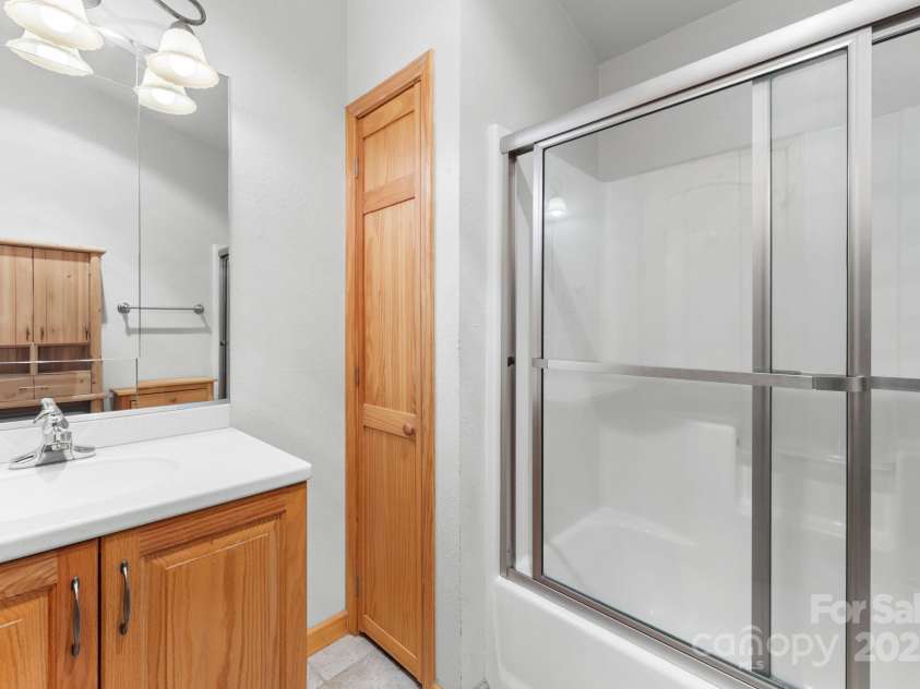 80 Slow Lane, Whittier, NC 28789.  MLS# CAR4307656, YatesRealty ID 5016. Upstairs full bathroom