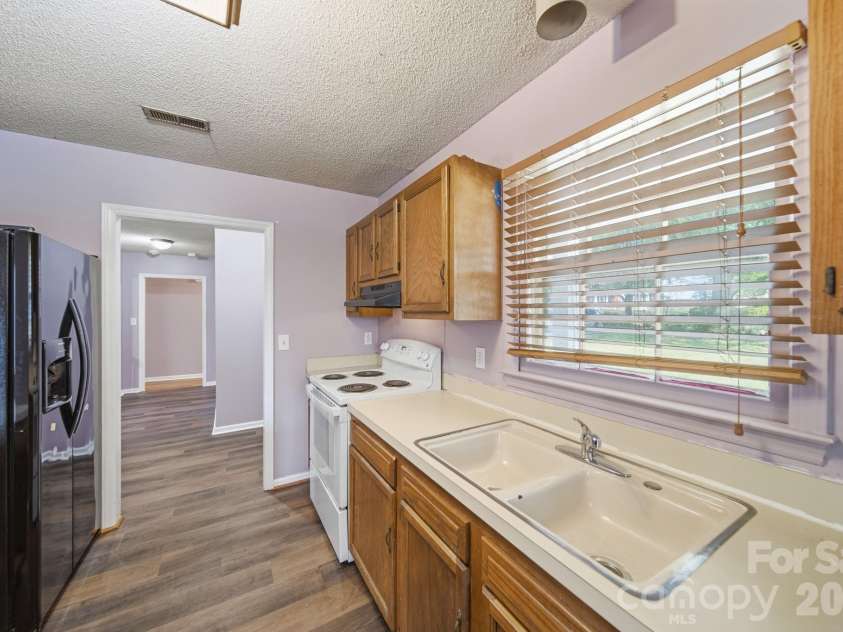 4301 Claybury Court, Charlotte, NC 28227.  MLS# CAR4422172, YatesRealty ID 50163. Kitchen
