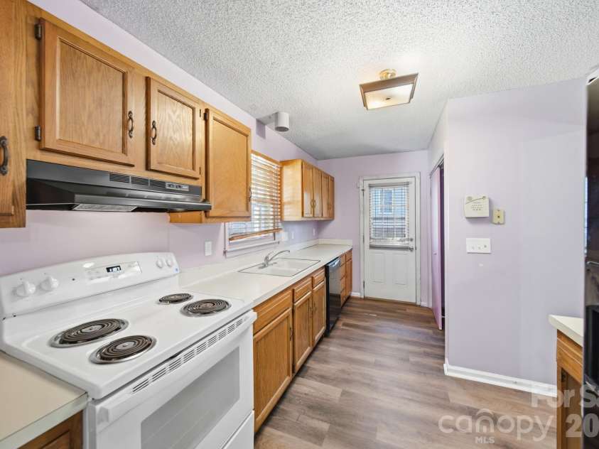 4301 Claybury Court, Charlotte, NC 28227.  MLS# CAR4422172, YatesRealty ID 50163. Kitchen