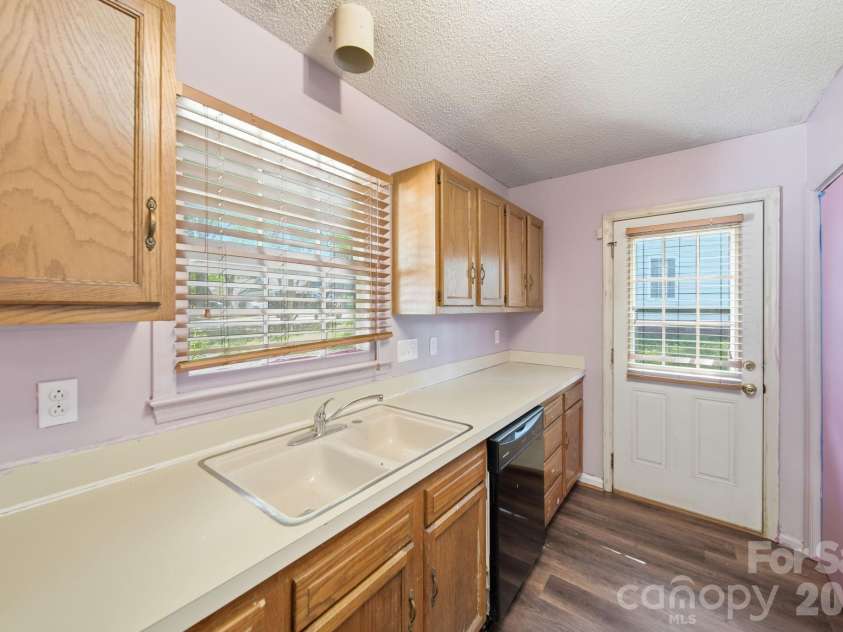 4301 Claybury Court, Charlotte, NC 28227.  MLS# CAR4422172, YatesRealty ID 50163. Kitchen