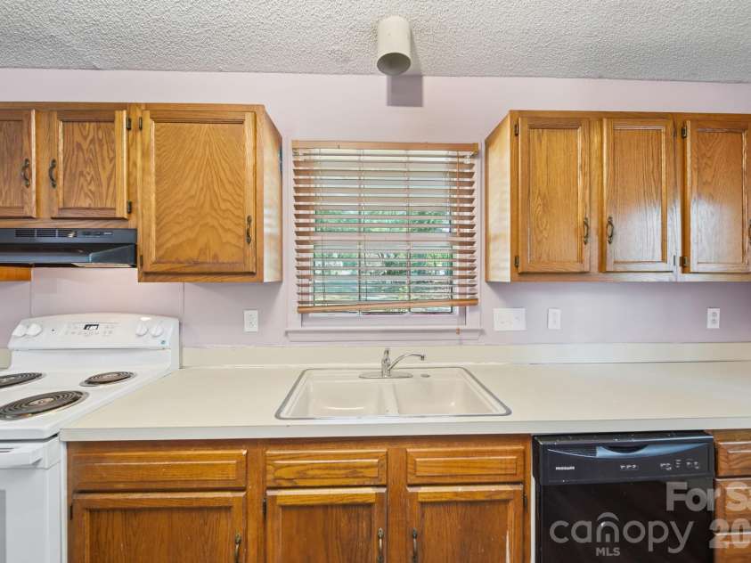 4301 Claybury Court, Charlotte, NC 28227.  MLS# CAR4422172, YatesRealty ID 50163. Kitchen