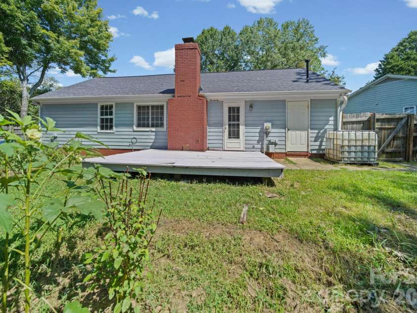 4301 Claybury Court, Charlotte, NC 28227.  MLS# CAR4422172, YatesRealty ID 50163. Nice Back Yard