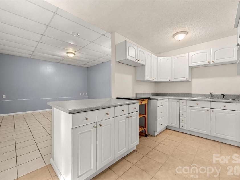 207 Hollow Road, Lincolnton, NC 28092.  MLS# CAR4422229, YatesRealty ID 50164. 2nd Qtr Kitchen