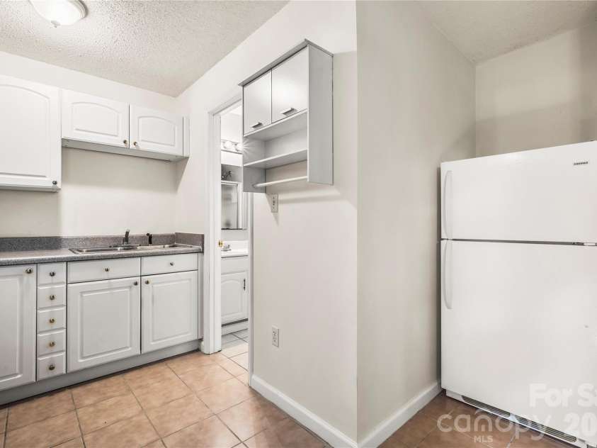 207 Hollow Road, Lincolnton, NC 28092.  MLS# CAR4422229, YatesRealty ID 50164. 2nd Qtr Kitchen