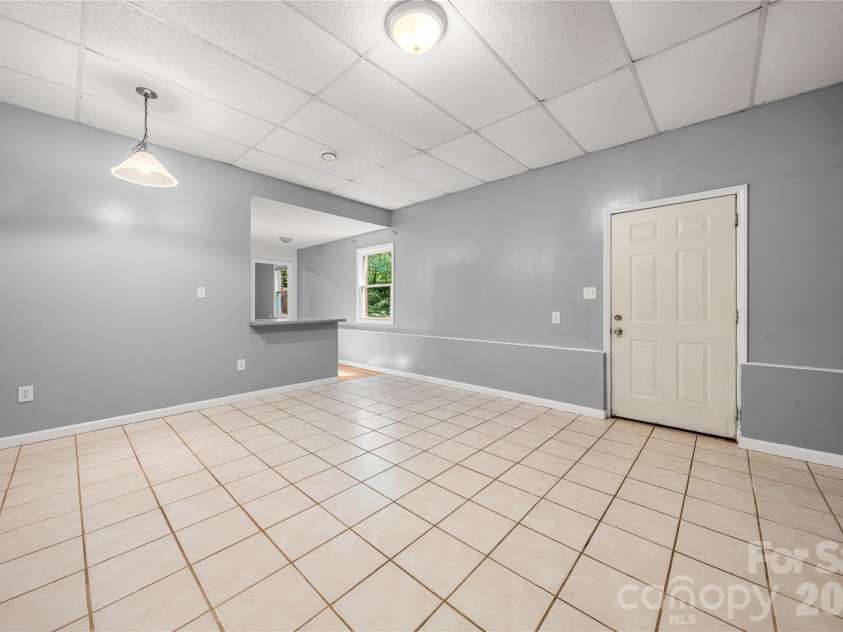 207 Hollow Road, Lincolnton, NC 28092.  MLS# CAR4422229, YatesRealty ID 50164. 2nd Qtr Living Rm