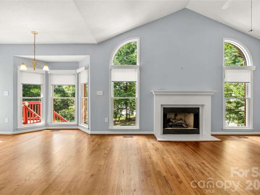 207 Hollow Road, Lincolnton, NC 28092.  MLS# CAR4422229, YatesRealty ID 50164. Breakfast & Family Rm