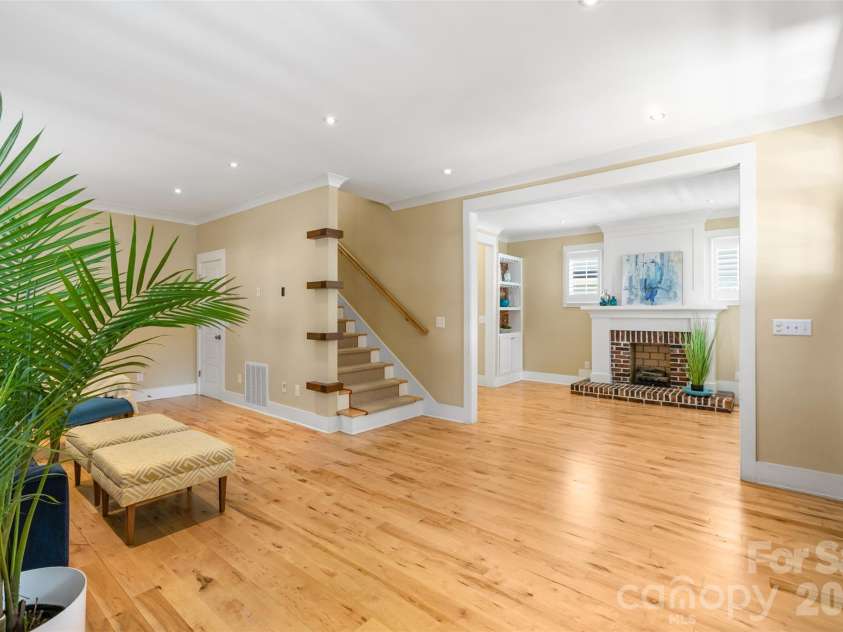 323 Rensselaer Avenue, Charlotte, NC 28203.  MLS# CAR4422248, YatesRealty ID 50166. 