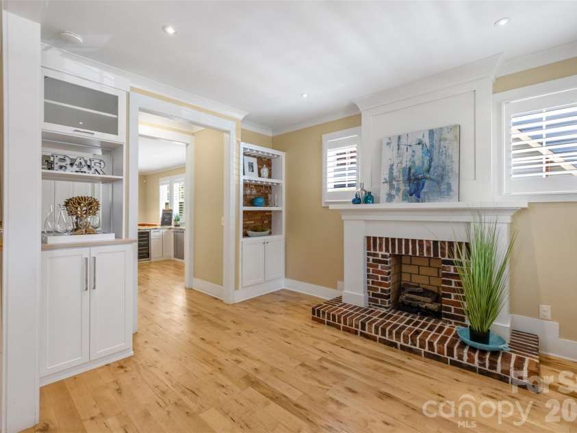 323 Rensselaer Avenue, Charlotte, NC 28203.  MLS# CAR4422248, YatesRealty ID 50166. 