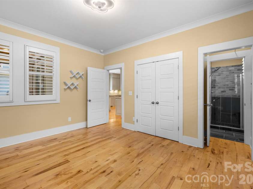 323 Rensselaer Avenue, Charlotte, NC 28203.  MLS# CAR4422248, YatesRealty ID 50166. 