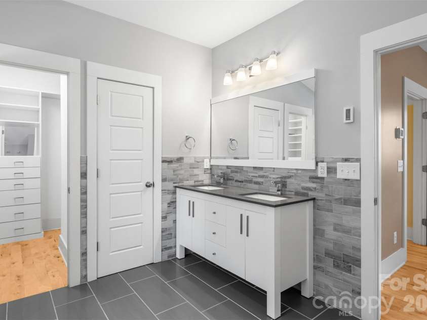 323 Rensselaer Avenue, Charlotte, NC 28203.  MLS# CAR4422248, YatesRealty ID 50166. 