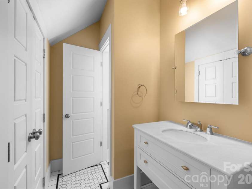 323 Rensselaer Avenue, Charlotte, NC 28203.  MLS# CAR4422248, YatesRealty ID 50166. 