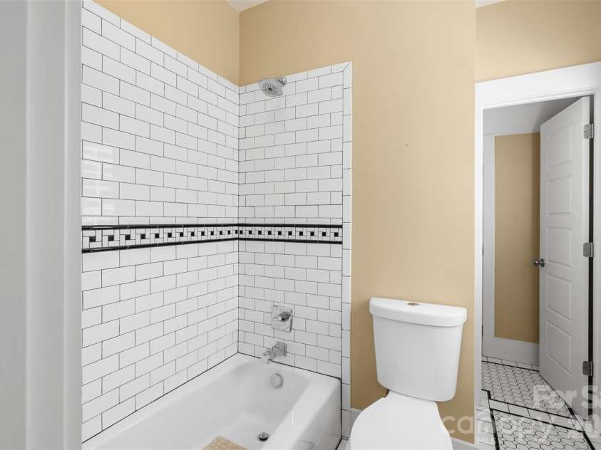 323 Rensselaer Avenue, Charlotte, NC 28203.  MLS# CAR4422248, YatesRealty ID 50166. 