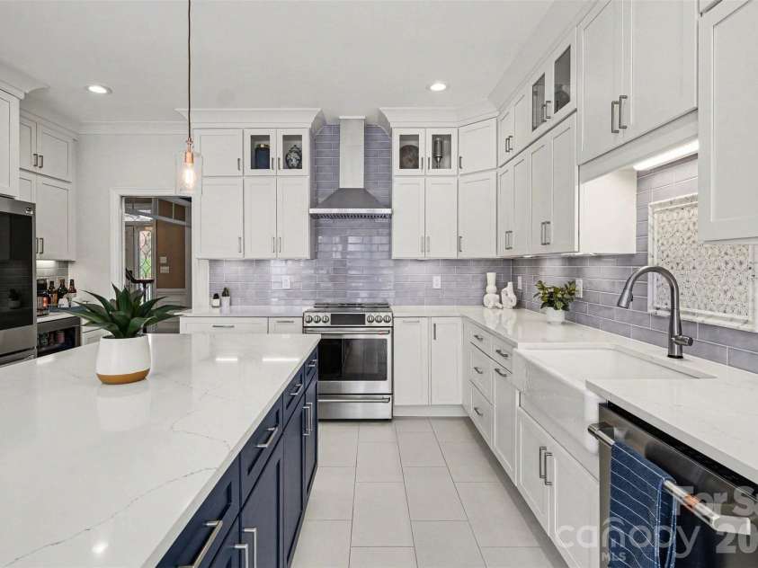 1015 Chelsea Place, Matthews, NC 28105.  MLS# CAR4350988, YatesRealty ID 5017. 