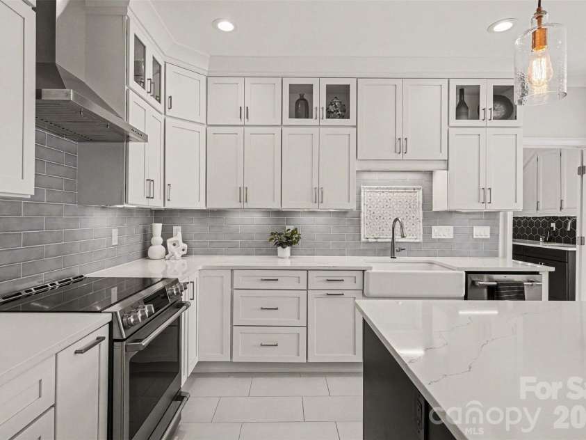 1015 Chelsea Place, Matthews, NC 28105.  MLS# CAR4350988, YatesRealty ID 5017. 