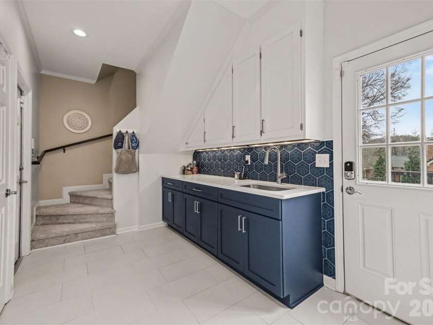 1015 Chelsea Place, Matthews, NC 28105.  MLS# CAR4350988, YatesRealty ID 5017. 