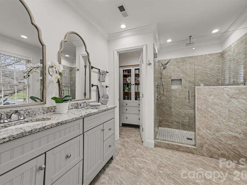 1015 Chelsea Place, Matthews, NC 28105.  MLS# CAR4350988, YatesRealty ID 5017. 