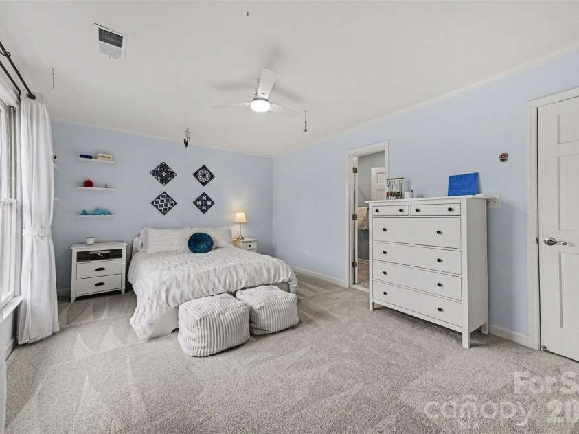 1015 Chelsea Place, Matthews, NC 28105.  MLS# CAR4350988, YatesRealty ID 5017. 