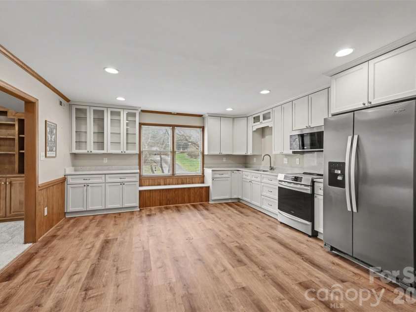 1015 Chelsea Place, Matthews, NC 28105.  MLS# CAR4350988, YatesRealty ID 5017. 
