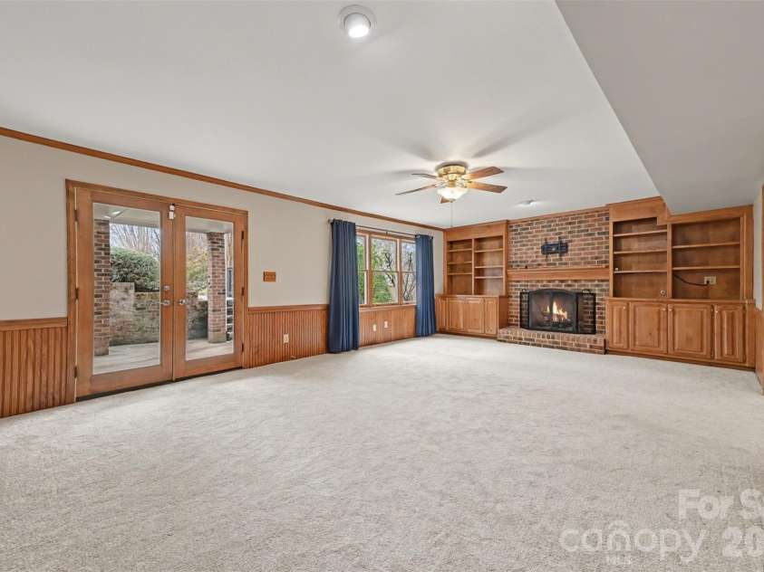 1015 Chelsea Place, Matthews, NC 28105.  MLS# CAR4350988, YatesRealty ID 5017. 