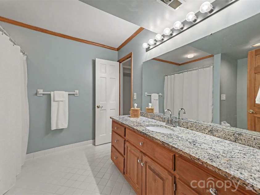 1015 Chelsea Place, Matthews, NC 28105.  MLS# CAR4350988, YatesRealty ID 5017. 