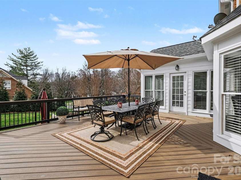 1015 Chelsea Place, Matthews, NC 28105.  MLS# CAR4350988, YatesRealty ID 5017. 