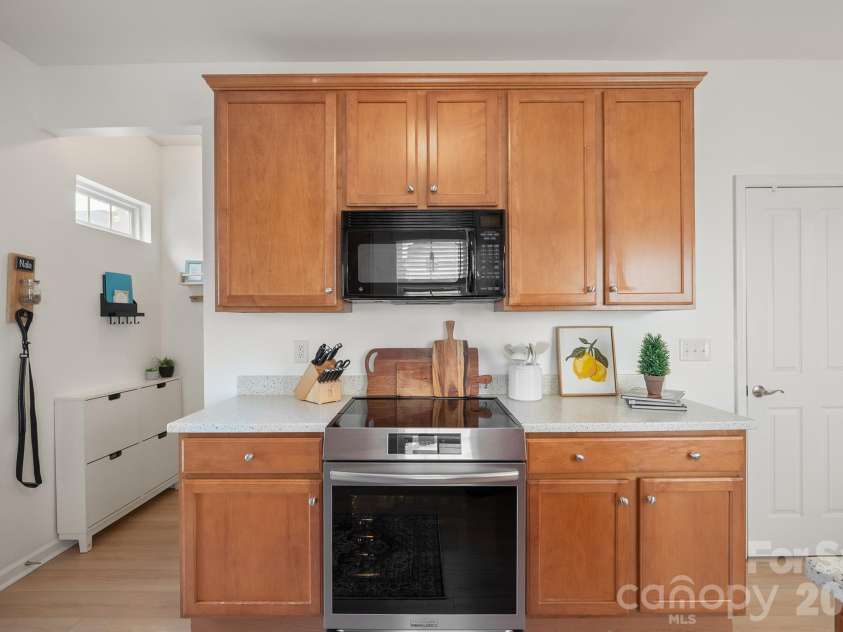 14525 Holly Springs Drive, Huntersville, NC 28078.  MLS# CAR4421540, YatesRealty ID 50173. Kitchen with NEW smooth top range
