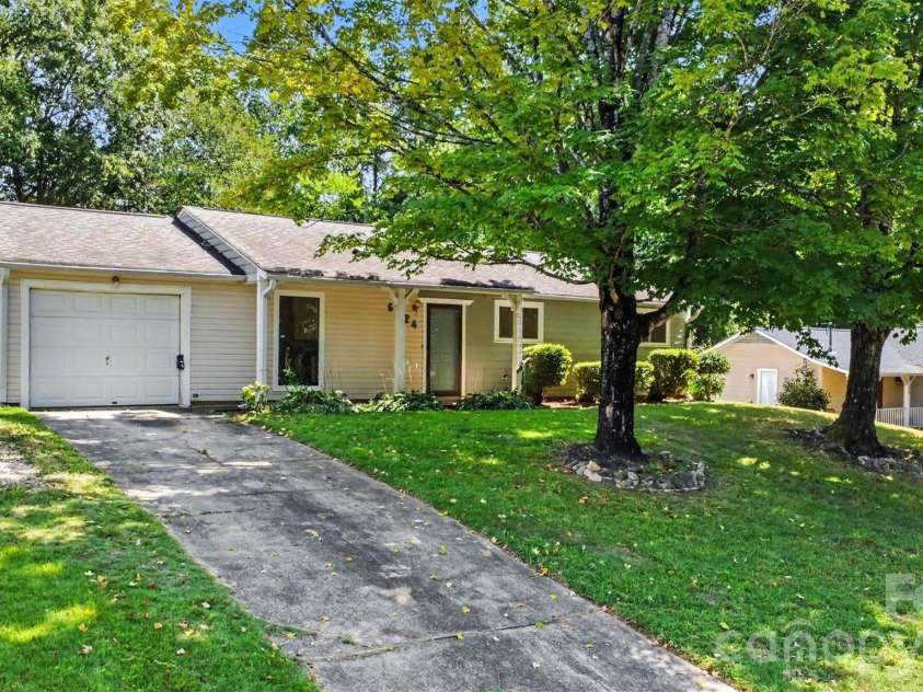 6124 Dwightware Boulevard, Charlotte, NC 28227.  MLS# CAR4421306, YatesRealty ID 50174. 