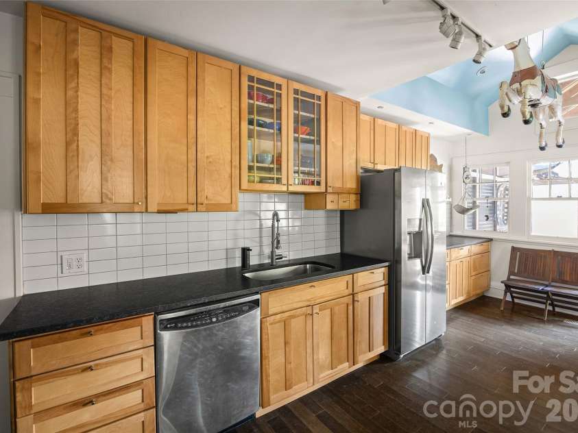 1900 Thomas Avenue, Charlotte, NC 28205.  MLS# CAR4421719, YatesRealty ID 50182. 