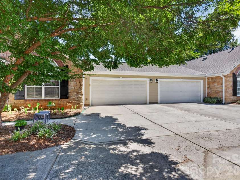 232 Lone Oak Circle, Rock Hill, SC 29732.  MLS# CAR4420246, YatesRealty ID 50184. 