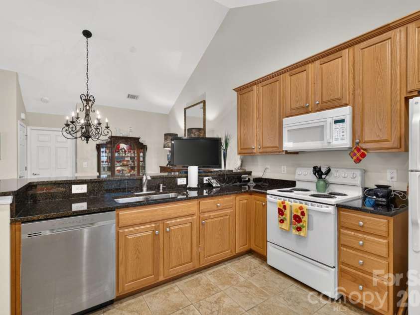 232 Lone Oak Circle, Rock Hill, SC 29732.  MLS# CAR4420246, YatesRealty ID 50184. Kitchen