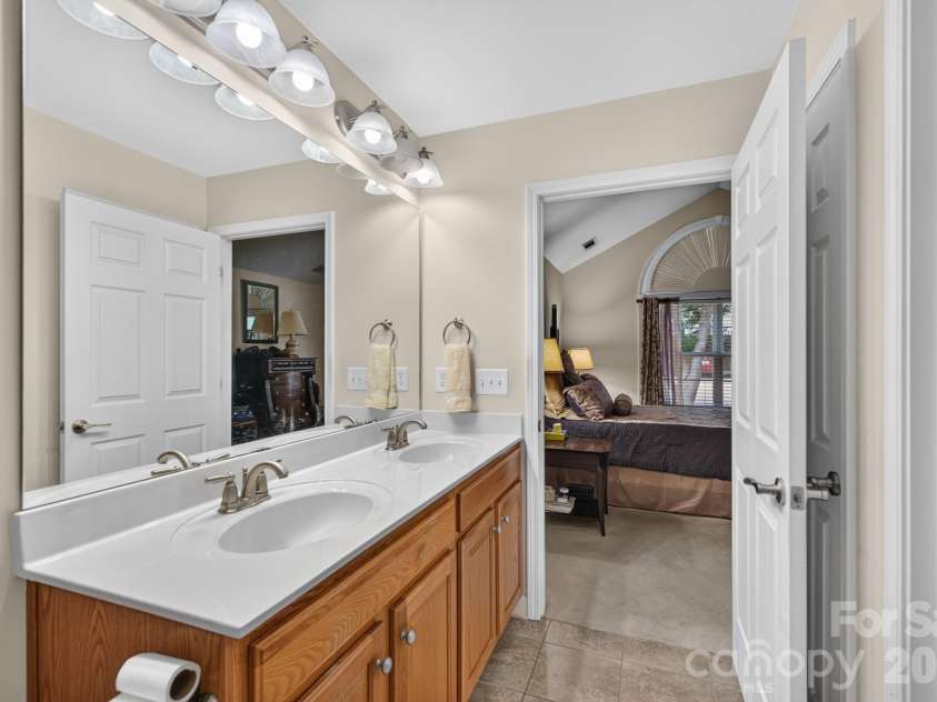 232 Lone Oak Circle, Rock Hill, SC 29732.  MLS# CAR4420246, YatesRealty ID 50184. Primary Bath 1