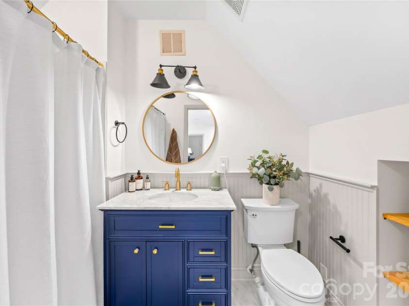 6616 Mays Chapel Lane, Charlotte, NC 28270.  MLS# CAR4419963, YatesRealty ID 50188. Upstairs Full Bath