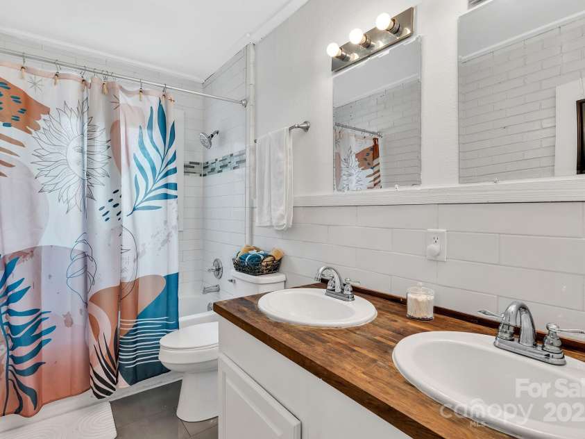 3036 Marlowe Avenue, Charlotte, NC 28208.  MLS# CAR4232409, YatesRealty ID 5019. Primary bath