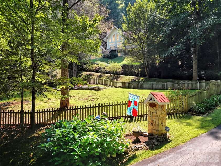 391 Grand Vista Drive, Sylva, NC 28779.  MLS# CAR4420900, YatesRealty ID 50190. 