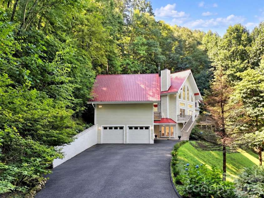 391 Grand Vista Drive, Sylva, NC 28779.  MLS# CAR4420900, YatesRealty ID 50190. 