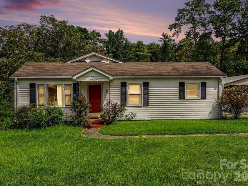 2900 SAM NEWELL Road, Matthews, NC 28105.  MLS# CAR4419275, YatesRealty ID 50194. 