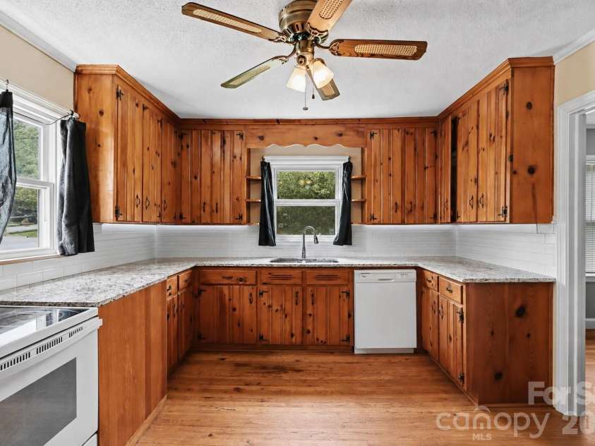 2900 SAM NEWELL Road, Matthews, NC 28105.  MLS# CAR4419275, YatesRealty ID 50194. 