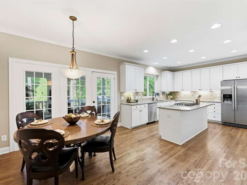 7337 Versailles Lane, Charlotte, NC 28277.  MLS# CAR4418758, YatesRealty ID 50195. The generous breakfast area comfortably accommodates a full-size table while remaining open to the kitchen