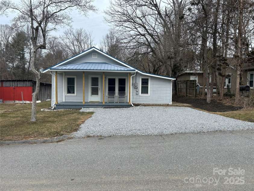 211 Aycock Avenue, Hendersonville, NC 28792.  MLS# CAR4216559, YatesRealty ID 502. 