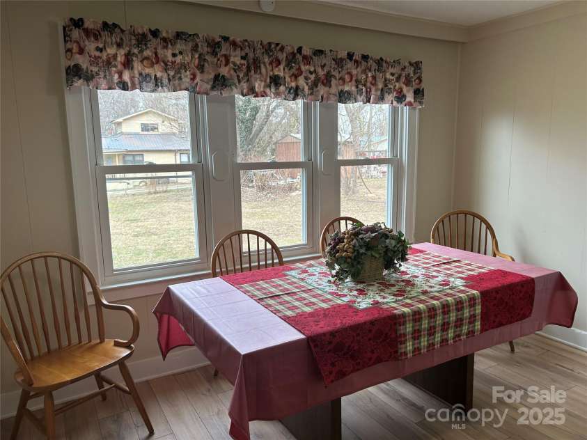 211 Aycock Avenue, Hendersonville, NC 28792.  MLS# CAR4216559, YatesRealty ID 502. Dining Area