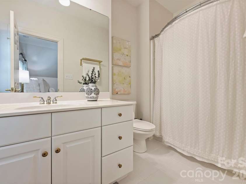 2115 Foxcroft Woods Lane, Charlotte, NC 28211.  MLS# CAR4418029, YatesRealty ID 50200. Bathroom 2
