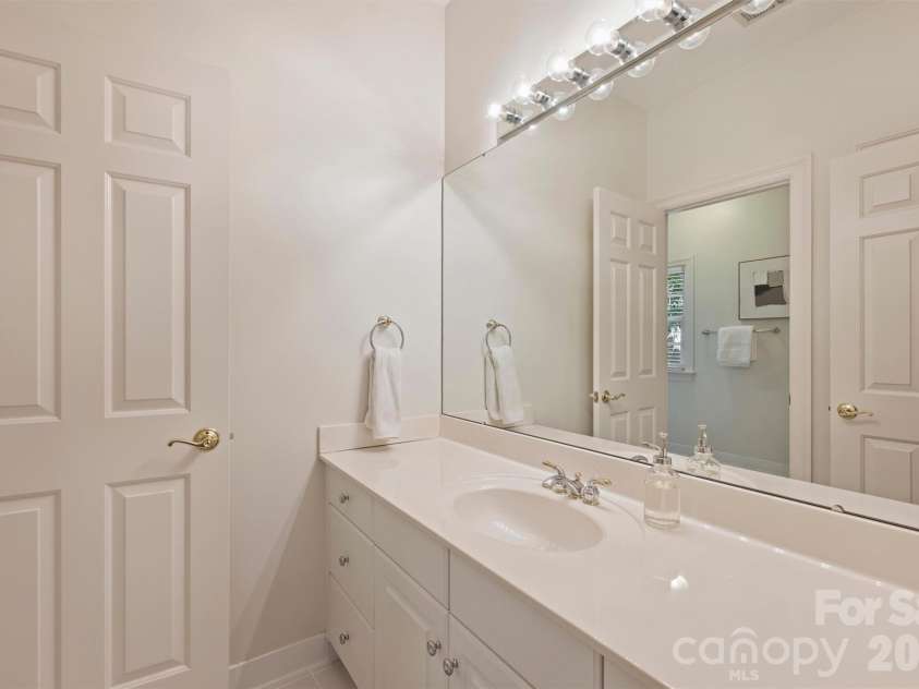 2115 Foxcroft Woods Lane, Charlotte, NC 28211.  MLS# CAR4418029, YatesRealty ID 50200. Bathroom 3