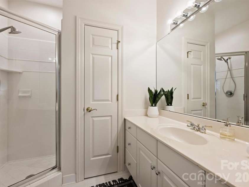2115 Foxcroft Woods Lane, Charlotte, NC 28211.  MLS# CAR4418029, YatesRealty ID 50200. Bathroom 4
