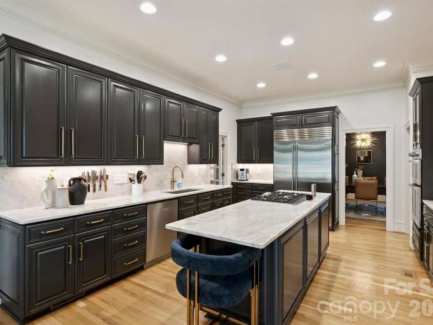 2115 Foxcroft Woods Lane, Charlotte, NC 28211.  MLS# CAR4418029, YatesRealty ID 50200. Chef's Kitchen