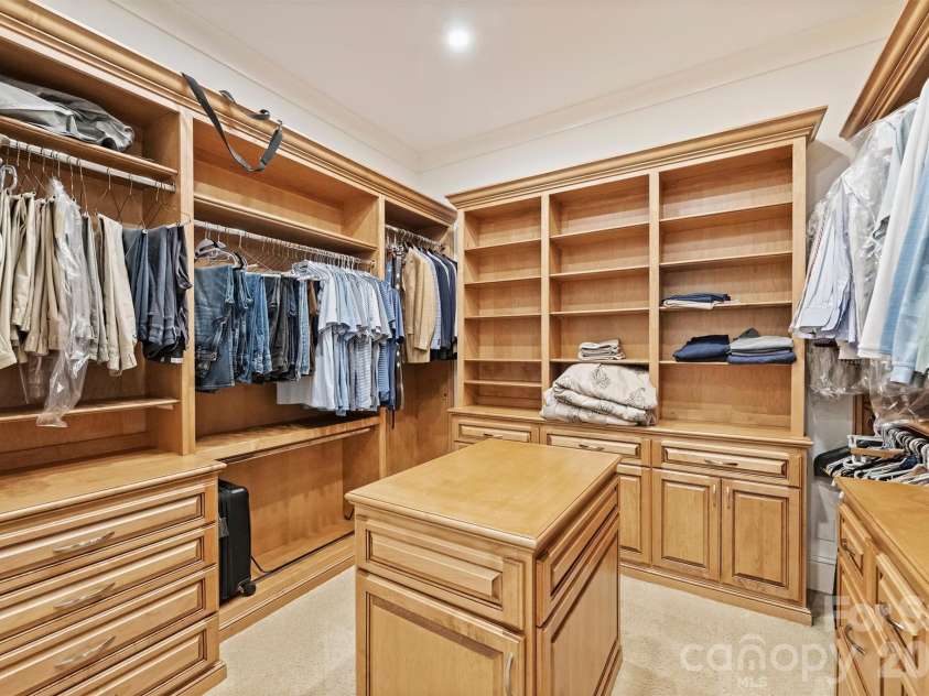 2115 Foxcroft Woods Lane, Charlotte, NC 28211.  MLS# CAR4418029, YatesRealty ID 50200. Primary Closet