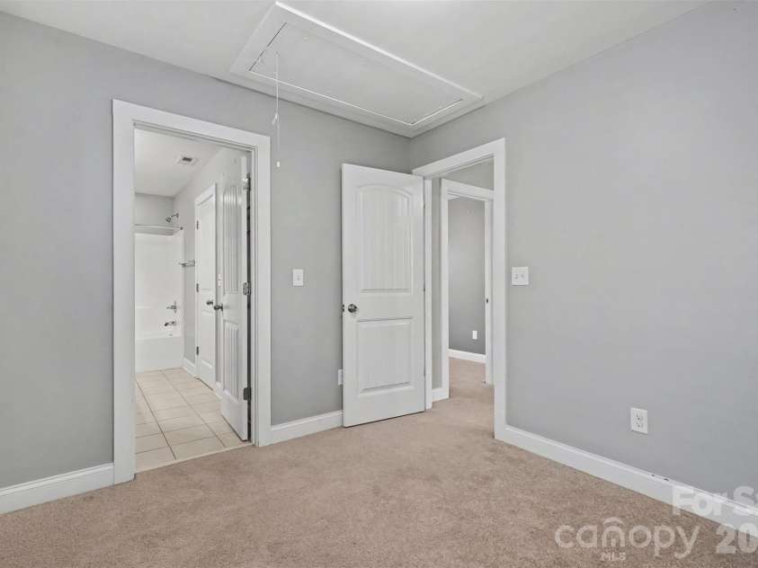 13913 Helen Benson Boulevard, Davidson, NC 28036.  MLS# CAR4418456, YatesRealty ID 50201. Another view of middle secondary bathroom with bathroom adjoining