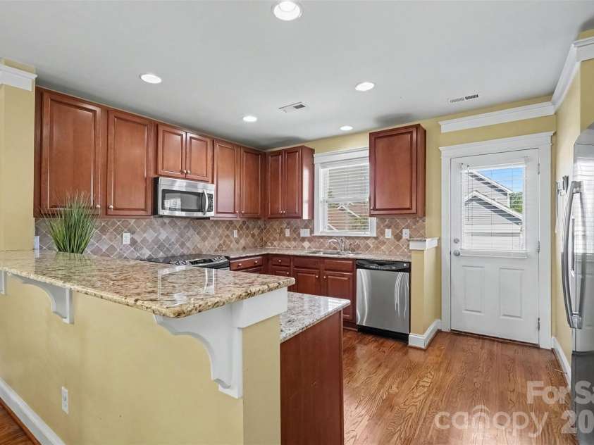 13913 Helen Benson Boulevard, Davidson, NC 28036.  MLS# CAR4418456, YatesRealty ID 50201. Breakfast bar
